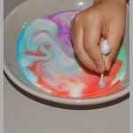 Expérience avec les enfant sur le thème lait magique et couleur