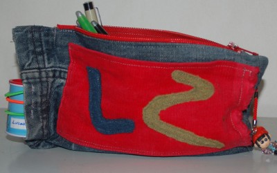 Une trousse avec une jambe de jeans