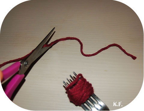 Etape 4: guirlande de pompons avec une fourchette