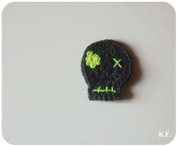 tête de mort grise et jaune fluo au crochet pour Halloween par Kameleon Factory