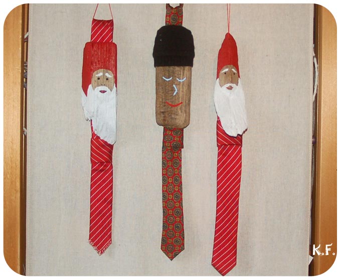 Père Noël et personnage en bois flotté et cravate