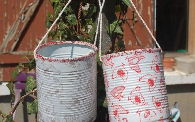 Seau avec des boîtes de conserve