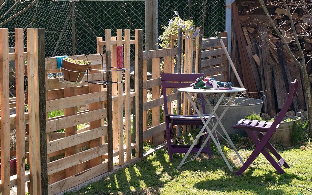 Une clôture bohème avec des palettes DIY